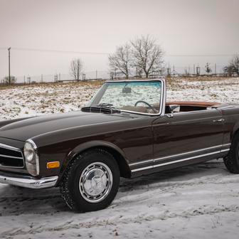 Podobně je na tom i Mercedes 280 SL z roku 1968. Této generaci se říkalo Pagoda, původem je pak kabriolet z USA. Vyvolávací cena je 750 tisíc korun.