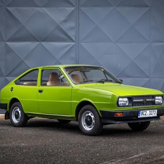 Také Škoda Garde z roku 1982 má za sebou renovaci, lak je však ve stejném odstínu jako originál. Vyvolávací cena je 170 tisíc korun.