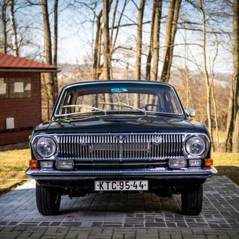 Důkladnou renovací prošla GAZ Volha 24 z roku 1976 samozřejmě v typickém černém laku. Vyvolávací cena je 190 tisíc korun.
