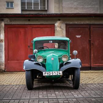 Tatra 57 zvaná Hadimrška z roku 1935 byla po celou dobu v držení jedné rodiny, proto má i původní SPZ. Prošla ale samozřejmě renovací, vyvolávací cena je 350 tisíc korun.
