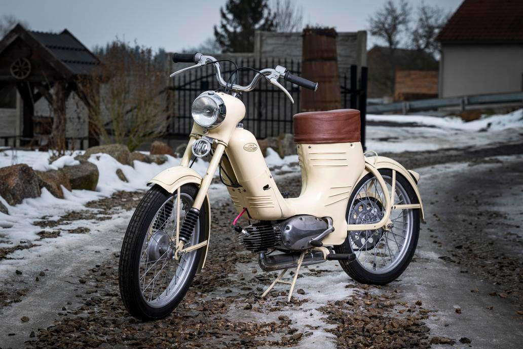 Podobně jako Jawa 50/550 Pařez z roku 1958 po renovaci s ručně malovanými zlatými linkami.