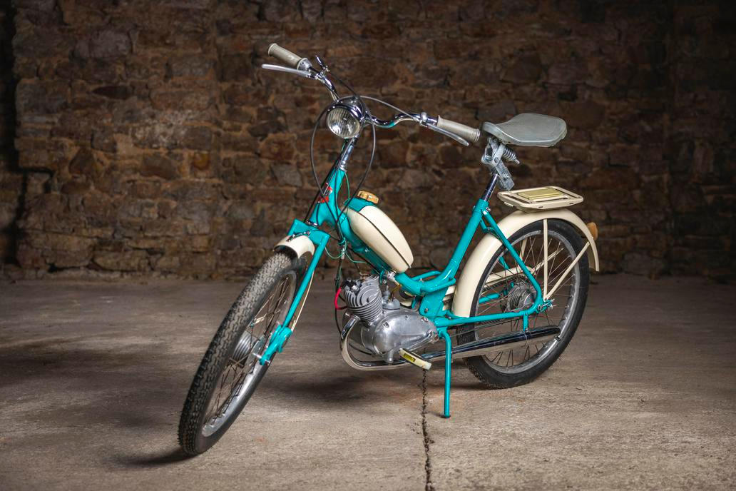 Moped Stadion S11 s přední kloubovou vidlicí, které se říká vidlice smrti, se bude dražit od koruny.