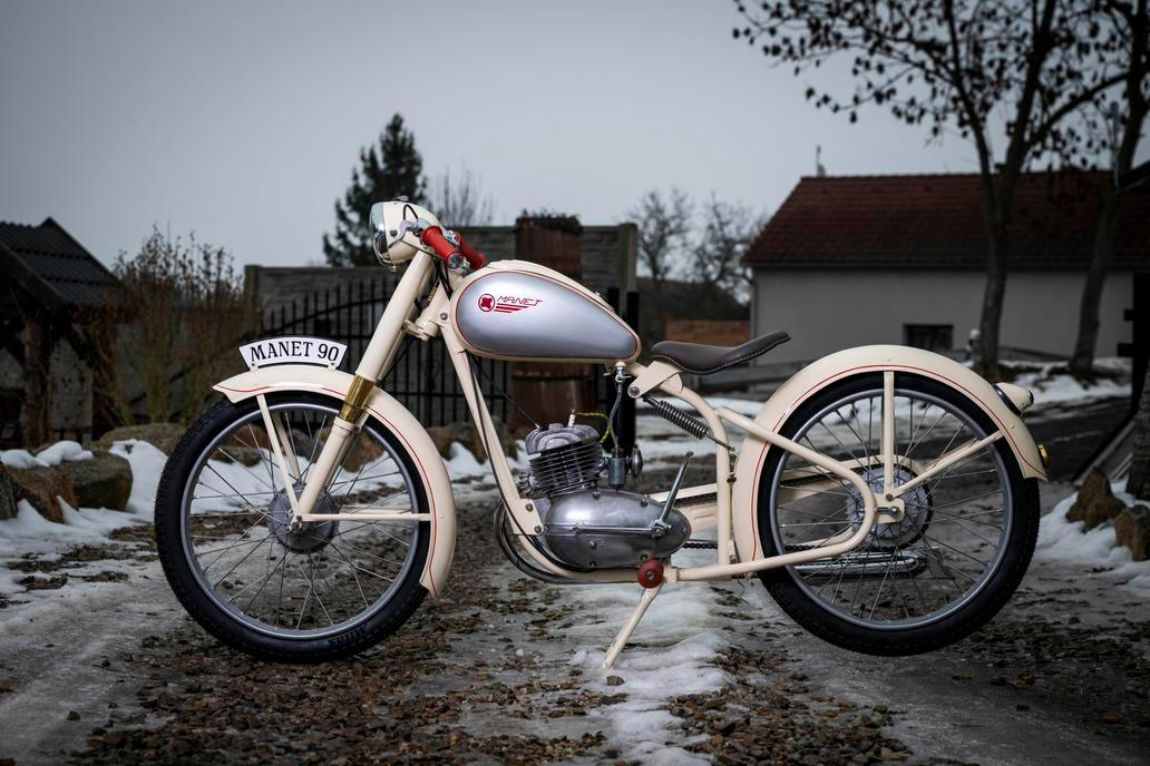 Manet 90 s dvoupístovým motorem z roku 1948 má vyvolávací cenu 40 tisíc korun.