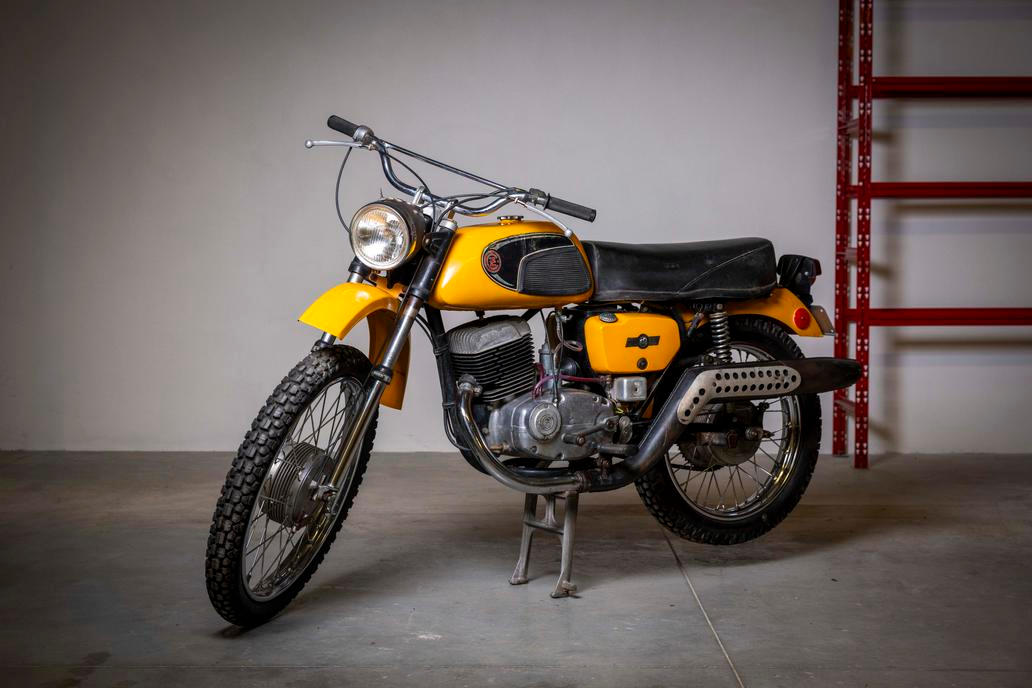 Zajímavý motocykl ČZ 175/482 Trail původně vyvezený do amerického Kansasu má nízký nájezd a vyvolávací cenu 25 tisíc korun.