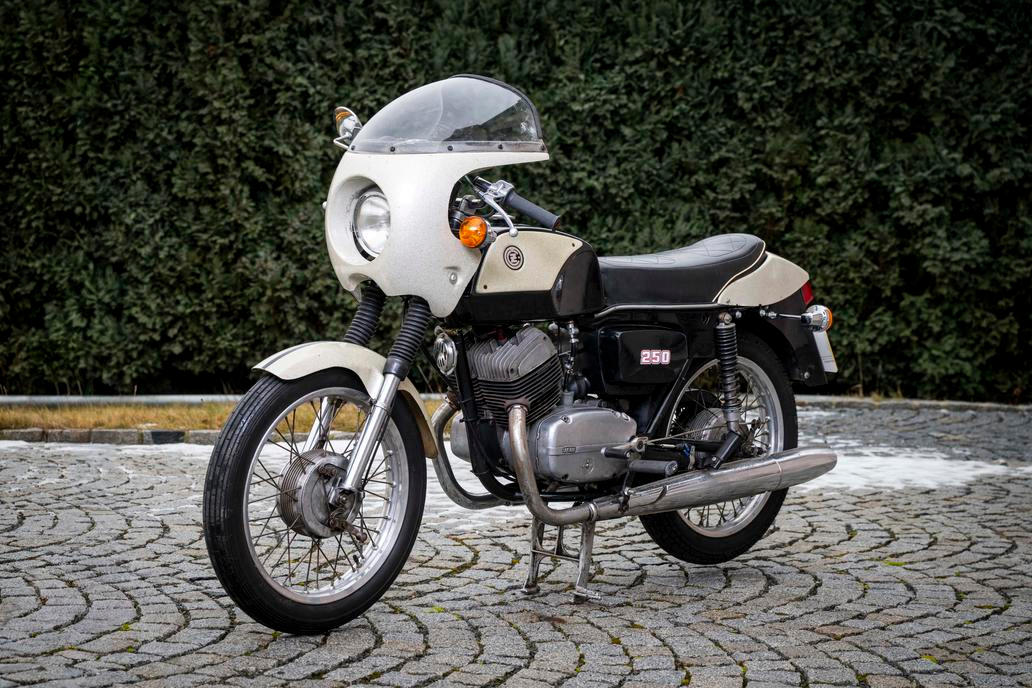 Naopak pro anglický trh byla původně určená tato kapotovaná modifikace ČZ 250/471 z roku 1982. Úpravy včetně lakování prováděl přímo anglický dovozce. Vyvolávací cena je 60 tisíc korun.