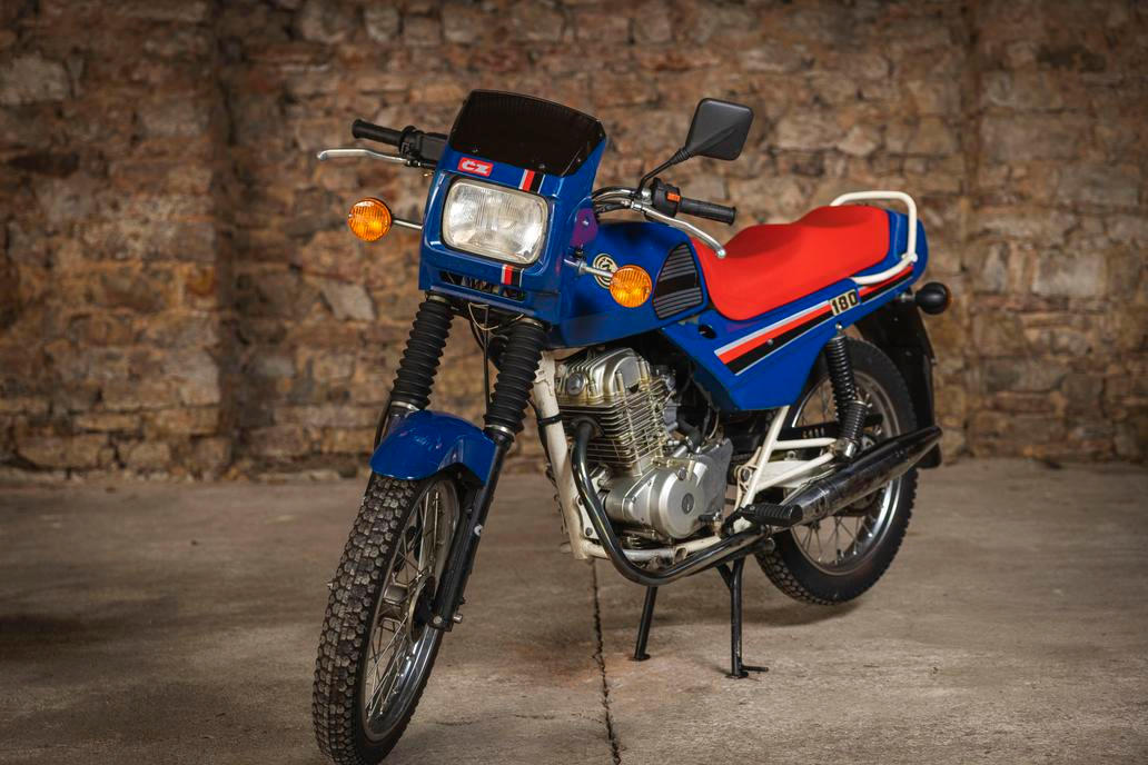 Unikátní je prototyp motocyklu ČZ 180/487.6 se čtyřtaktním motorem OHC z roku 1994, který v této modifikaci vznikl jediný. Vyvolávací cena je 100 tisíc korun.