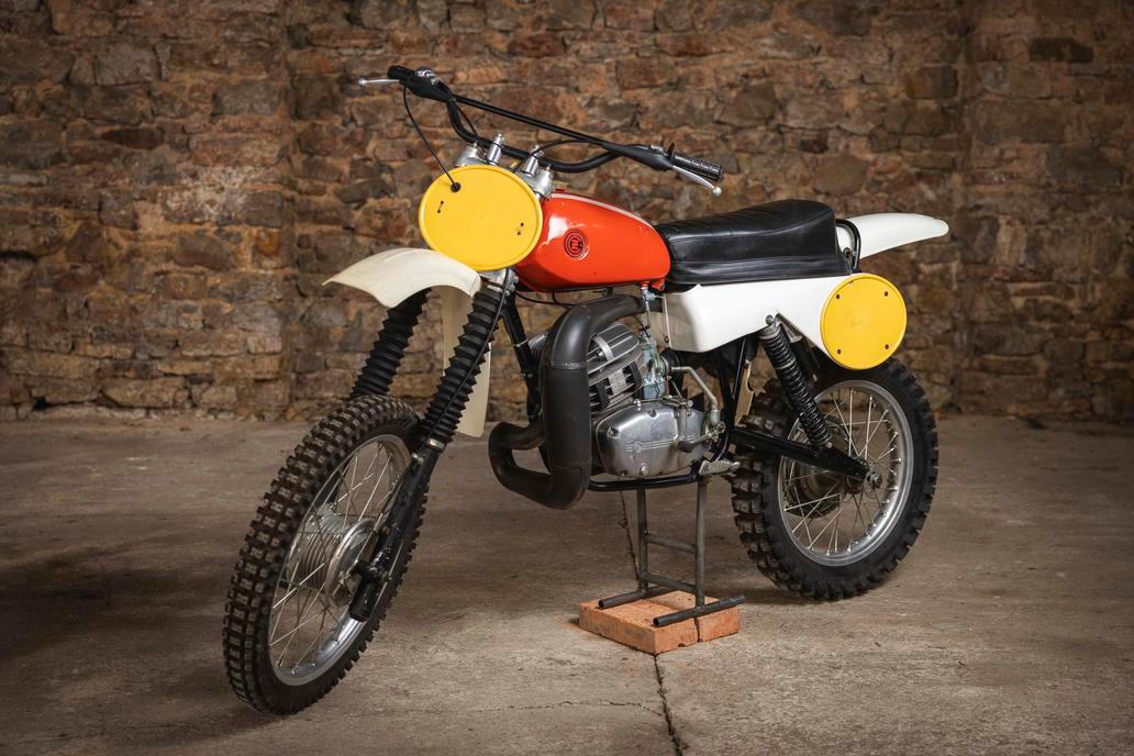 Motokrosová ČZ 400/514 z roku 1987 má vyvolávací cenu 60 tisíc.