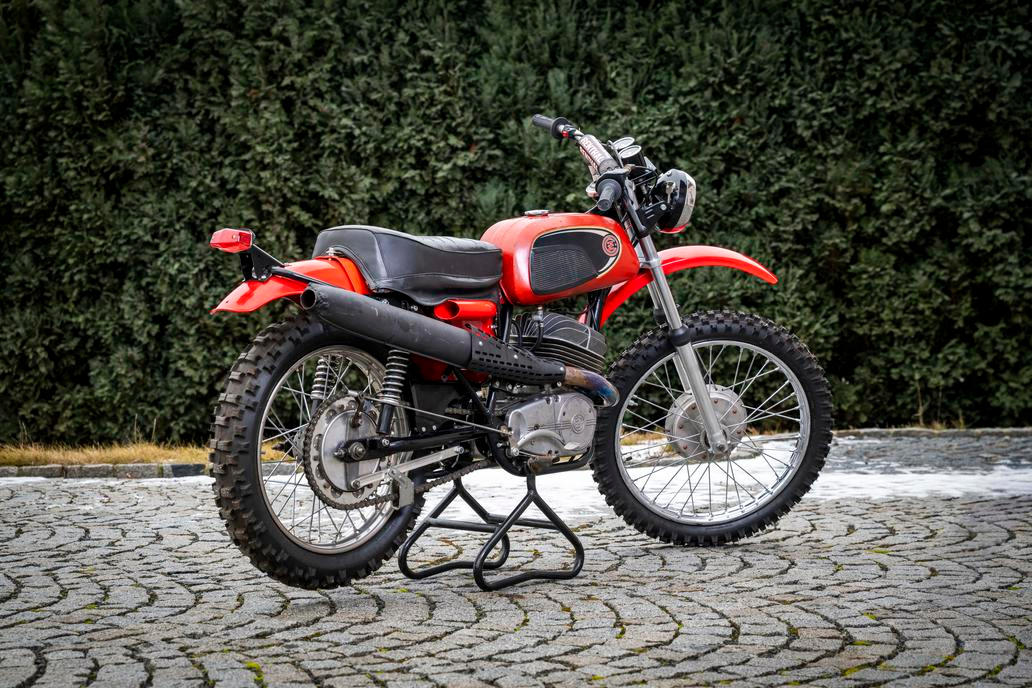 Toto je pro změnu exportní verze ČZ 250/988.1 z řady Enduro určená pro Ameriku, Kanadu, Austrálii a evropské státy z roku 1973. Vyvolávací cena je 70 tisíc korun.