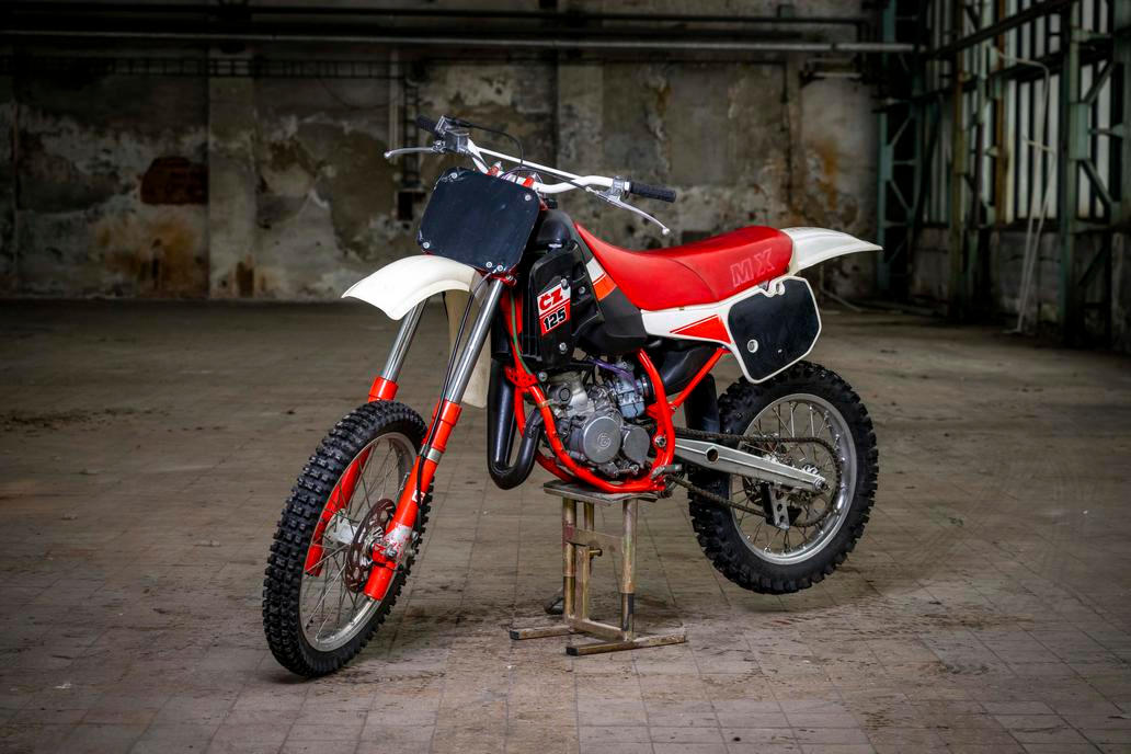 Další motokrosový speciál ČZ 125/519 pochází z roku 1992, tedy konce strakonické fabriky. Je v původním stavu včetně třeba pneumatik Barum, vyvolávací cena je 120 tisíc korun.