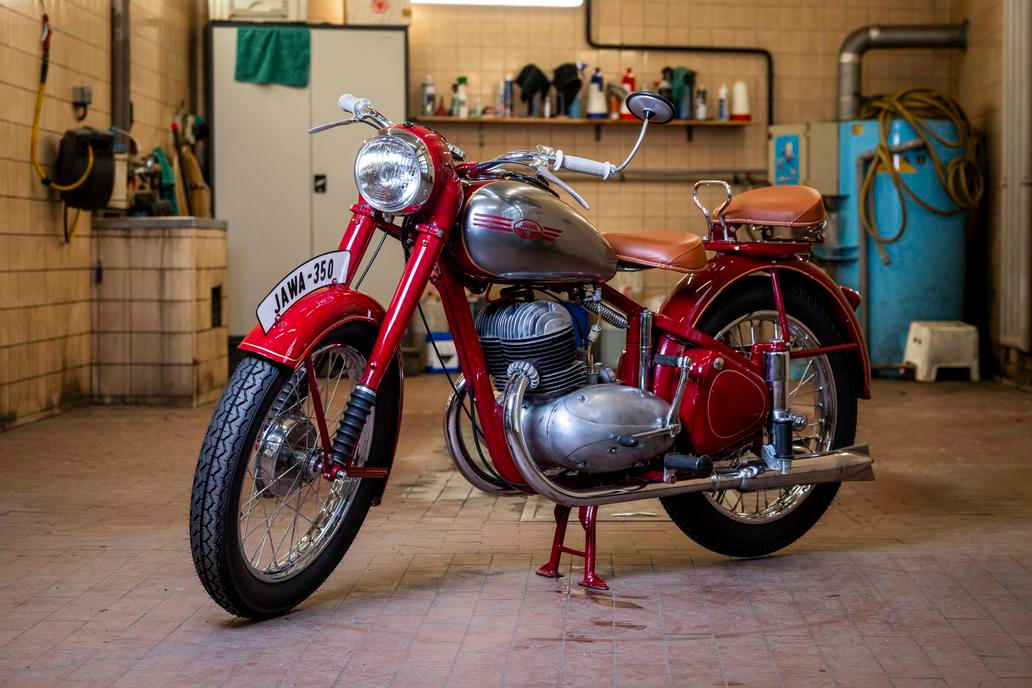 Jiný Perák, Jawa 350/18 z roku 1954, už je v posledním provedení zvaném komunista. Je po renovaci a má vyvolávací cenu 130 tisíc korun.