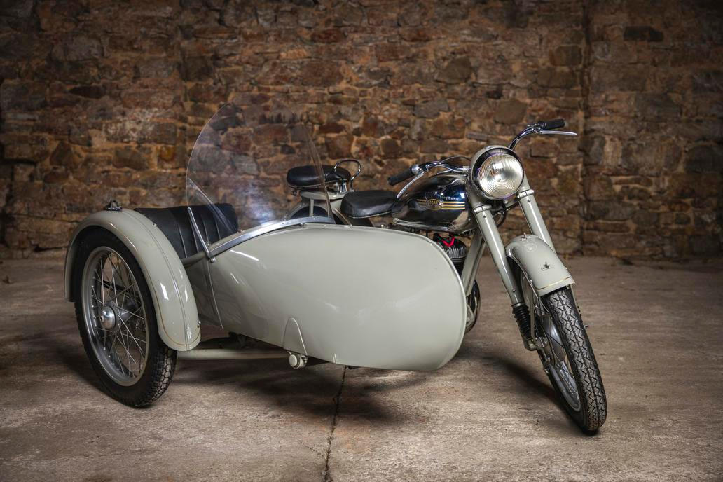 Ogar 350/12 z roku 1948 opatřený sajdkárem prošel renovací už před třiceti lety. Jeho vyvolávací cena je 140 tisíc korun.