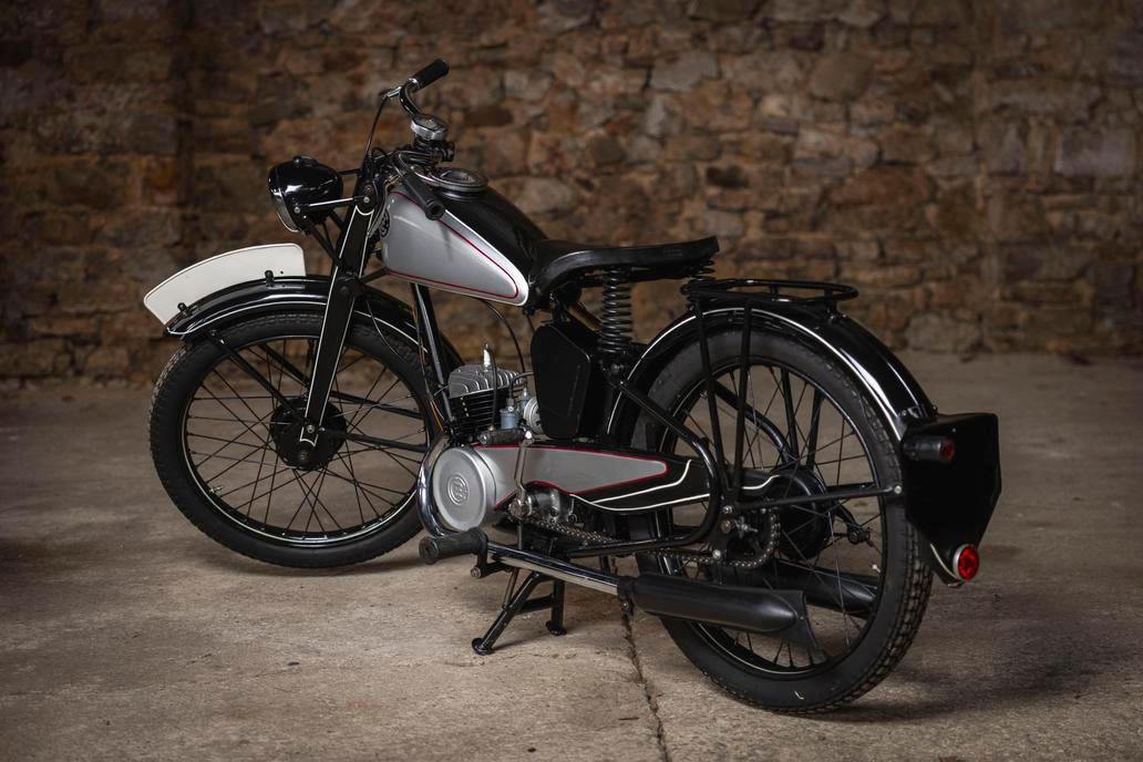 ČZ 125 A z roku 1947 má po renovaci vyvolávací cenu 80 tisíc korun.