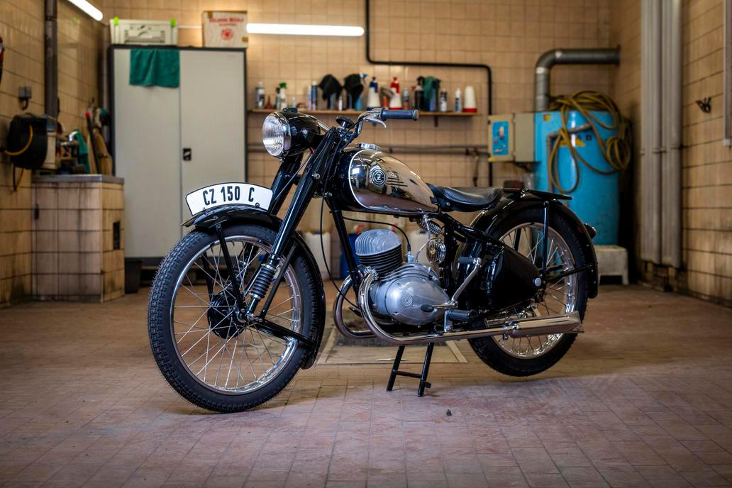 ... i ČZ 150 C z roku 1950 s pevným neodpruženým rámem. Obě motorky mají po renovaci.