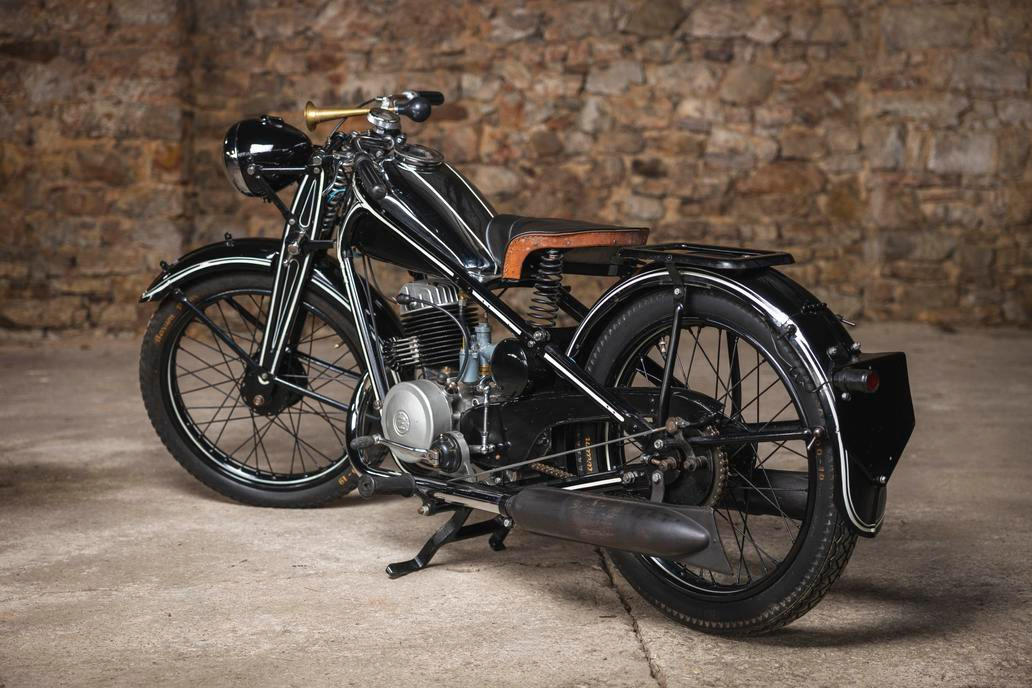 ČZ 250 Sport také z roku 1947 začíná na 100 tisících korunách. Rovněž u něj byla provedená renovace v 90. letech.