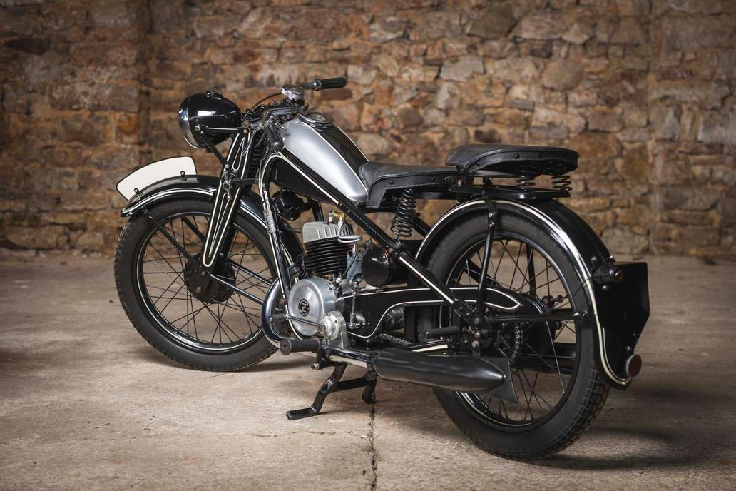 Na začátku roku 1947 byl vyrobený tento motocykl ČZ 175 Standard 25 B. Po renovaci provedení před třiceti lety má vyvolávací cenu 70 tisíc korun.