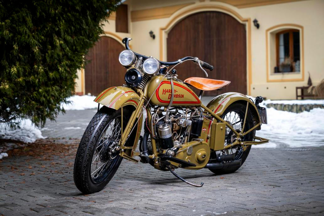 Kromě českých strojů jsou v nabídce i zahraniční. Třeba Harley-Davidson 750 D z roku 1929, který je jeden ze stovky původně dovezených kusů do Československa. Vyvolávací cena je 340 tisíc korun.