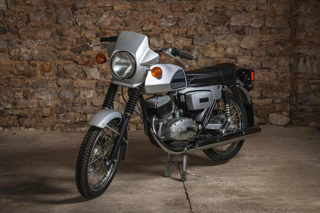 A konečně ČZ 180/487.3 z roku 1991 má najeto 6 km.