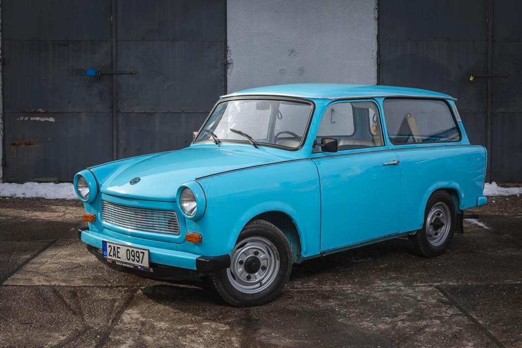 V aukci samozřejmě nechybí ani auta, Trabant 601 Universal z roku 1978 prošel před dvaceti lety renovací a dnes má vyvolávací cenu 80 tisíc korun.
