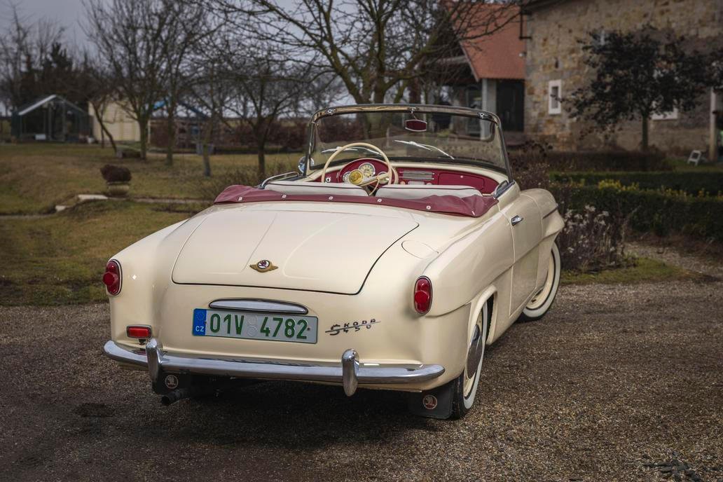 Škoda 450 z roku 1958 přijde nového majitele podstatně dráž: minimálně na 590 tisíc korun.