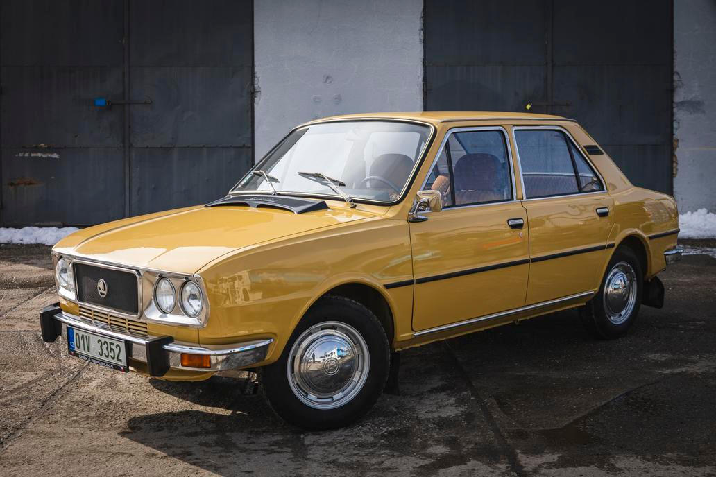 "Luxusní" Škoda 120 GLS z roku 1979 je v původním stavu včetně laku, navíc s nízkým nájezdem. Vyvolávací cena je 180 tisíc korun.
