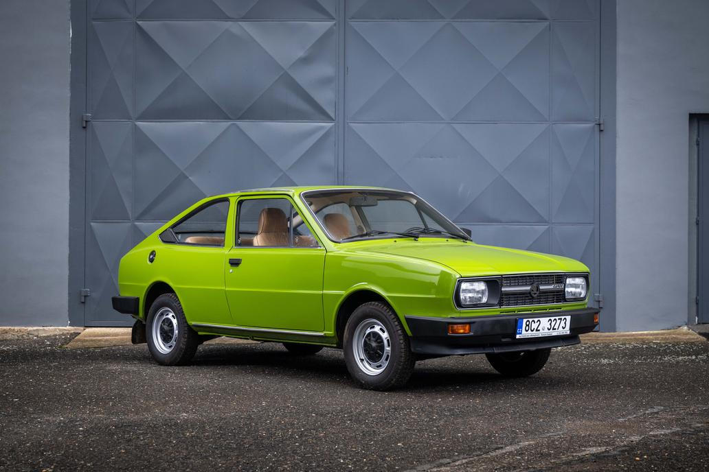 Také Škoda Garde z roku 1982 má za sebou renovaci, lak je však ve stejném odstínu jako originál. Vyvolávací cena je 170 tisíc korun.