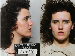 Policejní snímek Elizabeth Short ze Santa Barbary (23. 9. 1943). Otisky z tohoto zatčení umožnily v roce 1947 identifikaci jejího těla za 56 minut.