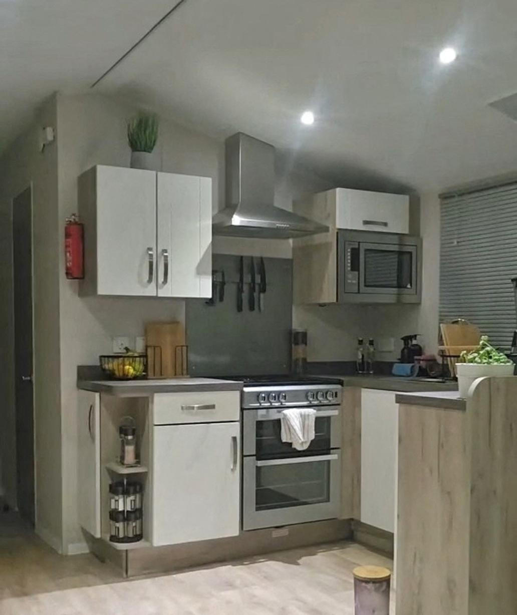 Kuchyně ve statickém karavanu nabízí vše potřebné pro každodenní vaření – na malém prostoru se tu podařilo vytvořit plně funkční zázemí bez zbytečných kompromisů. EXCLUSIVE: ‘Cost pressures pushed me to move into caravan – now I save Ł1,000 a month, slashed work hours in half and swim in the pool every day’