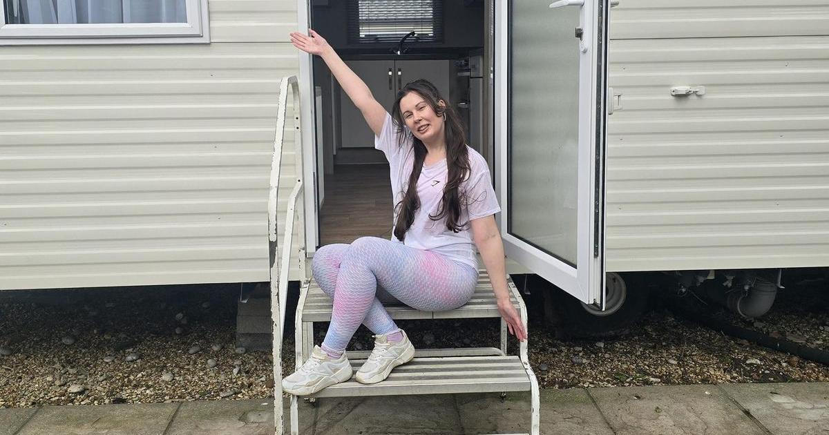 Jednatřicetiletá Katrina se vzdala nákladného bydlení v bytě a přestěhovala se do statického karavanu, díky čemuž dnes ušetří zhruba 1 000 liber měsíčně a může si dovolit pracovat méně.