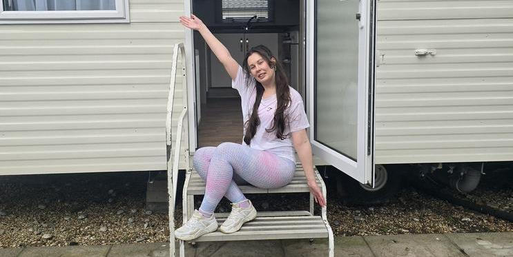 Jednatřicetiletá Katrina se vzdala nákladného bydlení v bytě a přestěhovala se do statického karavanu, díky čemuž dnes ušetří zhruba 1 000 liber měsíčně a může si dovolit pracovat méně.