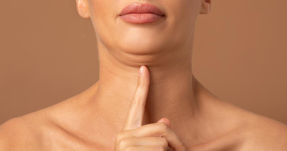 Podbradek nemusí být jen důsledkem několika sladkých hříchů navíc. Na jeho vzniku se podílí i genetika, přirozené stárnutí nebo dlouhodobé držení hlavy v předklonu – třeba při každodenním používání telefonu.