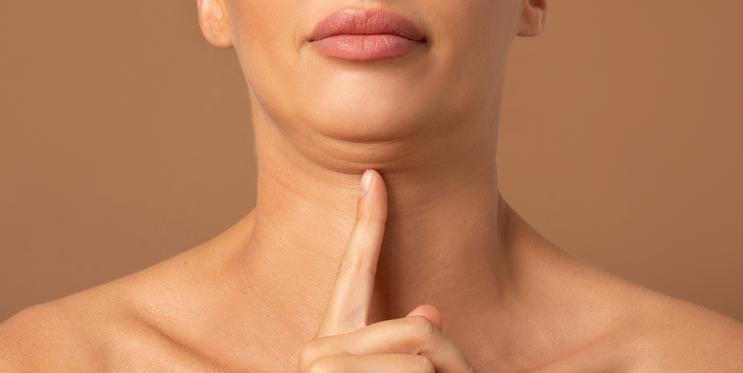 Podbradek nemusí být jen důsledkem několika sladkých hříchů navíc. Na jeho vzniku se podílí i genetika, přirozené stárnutí nebo dlouhodobé držení hlavy v předklonu – třeba při každodenním používání telefonu.