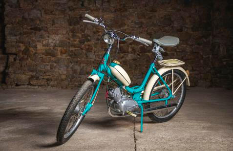 Moped Stadion S11 s přední kloubovou vidlicí, které se říká vidlice smrti, se bude dražit od koruny.