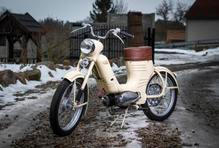 Podobně jako Jawa 50/550 Pařez z roku 1958 po renovaci s ručně malovanými zlatými linkami.