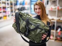 Sony posouvá propojení technologie a módy na novou úroveň. Společně s návrhářem Davidem Altnerem představila limitovanou sadu designových tašek při příležitosti představení sluchátek Sony WH-1000XM6 v nové pískově růžové barvě