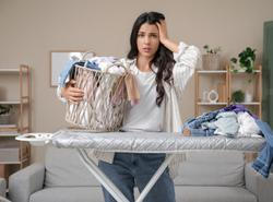 Pomačkané prádlo po vyprání nemusí znamenat hodiny u žehličky. Jednoduchý trik s alobalem pomůže oblečení zůstat hladší už při praní.