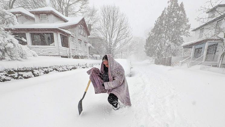 Blizzard makes its way across New Bedford, Massachusetts