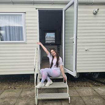 Jednatřicetiletá Katrina se vzdala nákladného bydlení v bytě a přestěhovala se do statického karavanu, díky čemuž dnes ušetří zhruba 1 000 liber měsíčně a může si dovolit pracovat méně.