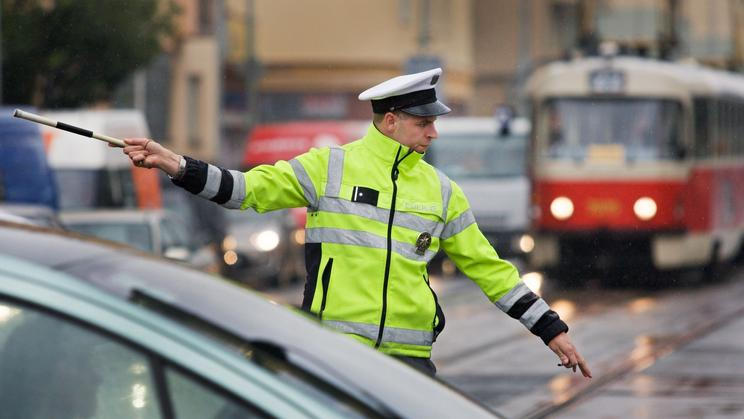 Policie, policista, dopravní policie, regulovčík, křižovatka, nehoda, ilustrační foto
