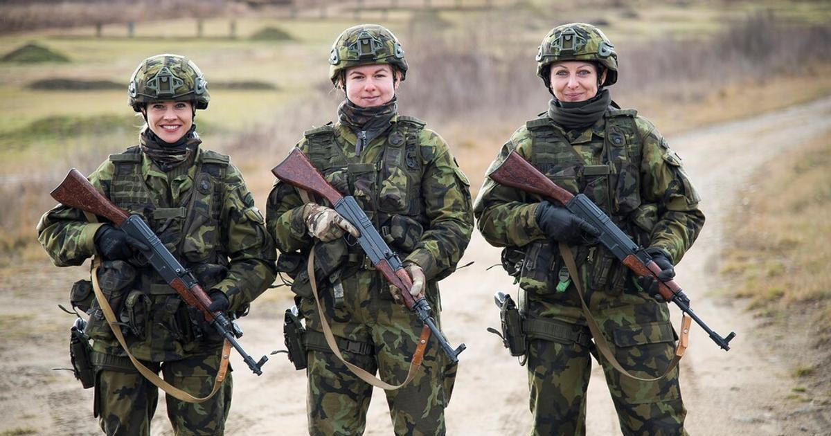 Černochová s Řehkou měli velké oči. Lidé se do armádních záloh nehrnou