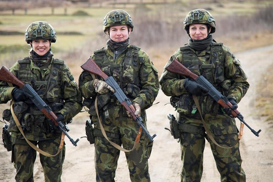 Černochová s Řehkou měli velké oči. Lidé se do armádních záloh nehrnou