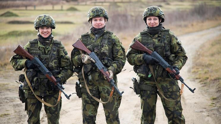 Aneta, Tereza, Renata. Podle ministerstva obrany posílily tyto tři ženy pěší rotu aktivní zálohy při Krajském vojenském velitelství Pardubice v roce 2020 ještě před začátkem ruské agrese na Ukrajině.