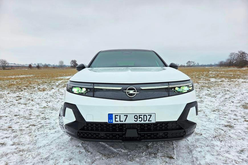 Pomíjivé kouzlo elektrického proudu. Nenápadný Opel zabírá jako tank, spořivé Čechy zklame