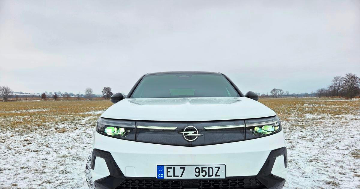 Pomíjivé kouzlo elektrického proudu. Nenápadný Opel zabírá jako tank, spořivé Čechy zklame