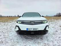 Novým vrcholem nabídky Opelu Grandland se stává elektrická verze s pohonem všech kol, tedy druhým dodatečným elektromotorem na zadní nápravě. 