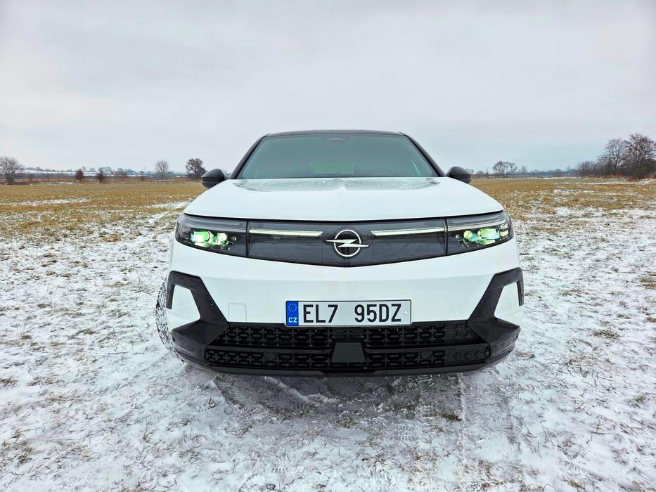 Novým vrcholem nabídky Opelu Grandland se stává elektrická verze s pohonem všech kol, tedy druhým dodatečným elektromotorem na zadní nápravě. 