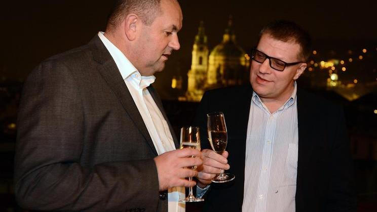 Prezident Slovenského fotbalového svazu Ján Kováčik (vpravo) a Miroslav Pelta 