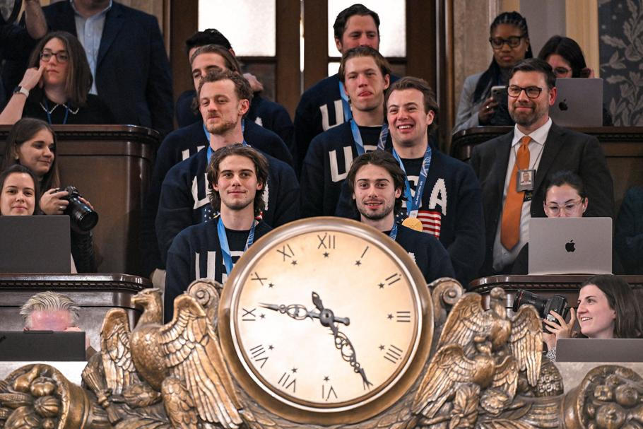 Zlatí američtí hokejisté sledují projev o stavu unie, který k oběma komorám Kongresu přednesl rezident USA Donald Trump.