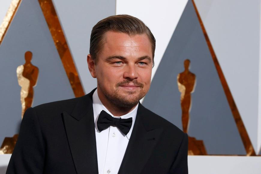 DiCaprio natáčí se Scorcesem film na zámku Ratboř u Kolína. Štáb zabral místní hřiště