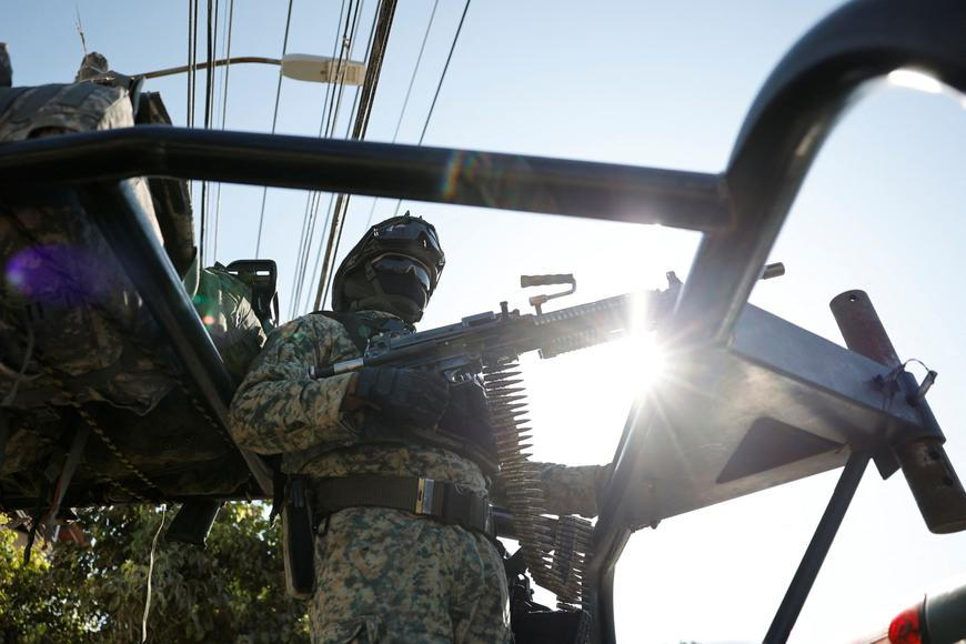 Až střelba samopalů odhalila děsivou skutečnost. Sousedem turistů byl drogový baron