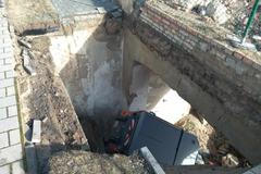 Zametací vůz, který se propadl chodníkem